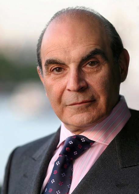 https://upload.wikimedia.org/wikipedia/commons/thumb/5/52/David_Suchet.jpg/800px-David_Suchet.jpg