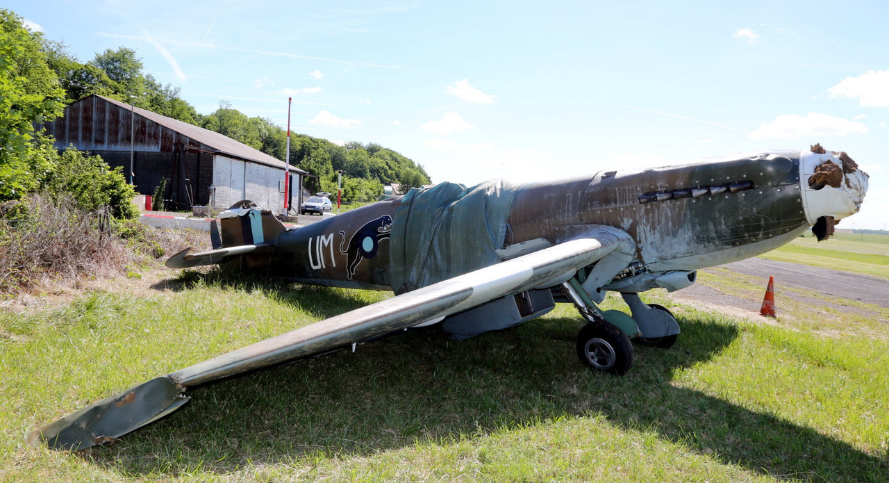 Spitfire Mk.22/24 (Revell 1/32°) par TENEZE Alain  - Page 2 Le-lendemain-du-capotage-sur-l-aerodrome-de-longuyon-villette-ph