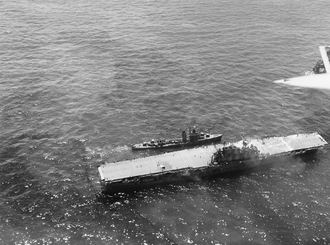 [GÉNÉRIQUE] Ce jour là...  - Page 11 1600px-USS-Russel-DD-414-comes-alongside-USS-Hornet-CV-8-during-the-Battle-of-Santa-Cruz-Islands