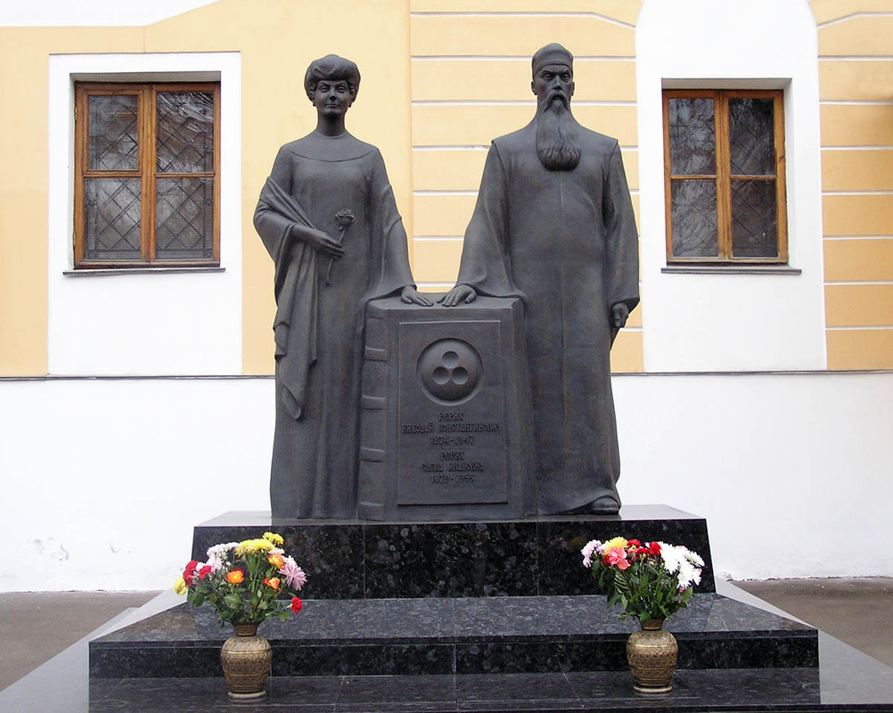 15-Monument-of-Helena-and-Nicholas-Roerichs