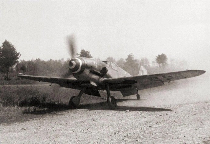 Messerschmitt Bf-109 Messerschmitt-Bf-109-G-10-AS-circulant-dans-le-nord-de-l-Italie-avril-1945