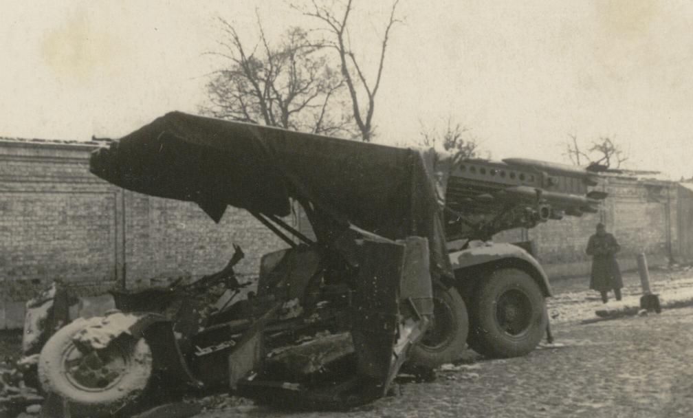 zerstörte Stalinorgel Katjuscha noch mit Raketen