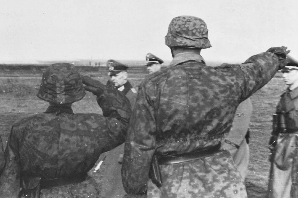 Generalfeldmarschall Gerd von Rundstedt pasa revista a regimiento de la 12 SS Panzer Division poco antes de su envío a Francia en marzo del 44