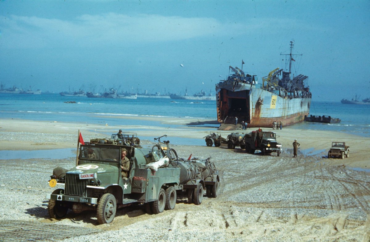 Descarga de vehículos y suministros de un LST