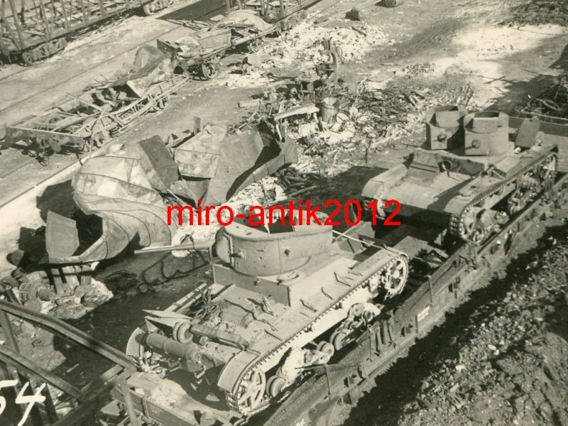 Wehrmacht, zerschossener Eisenbahnzug, zerstörte