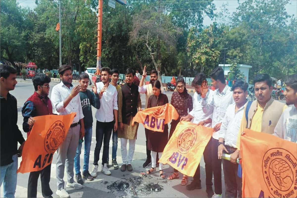 अखिल भारतीय विद्यार्थी परिषद् ने ममता बनर्जी सरकार का किया पुतला दहन 