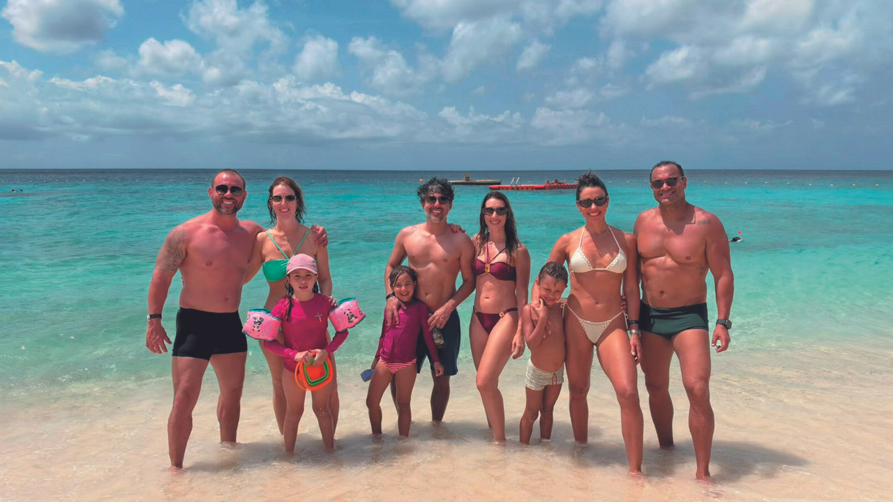 Flavio Folla e Gabi Correia com a filha Vitória; Angelo Garcia e Camila Barbosa com a filha Sofia; e Karol Donatelli e Otaviano Duarte com o filho Matteo: férias em Aruba e Curaçao