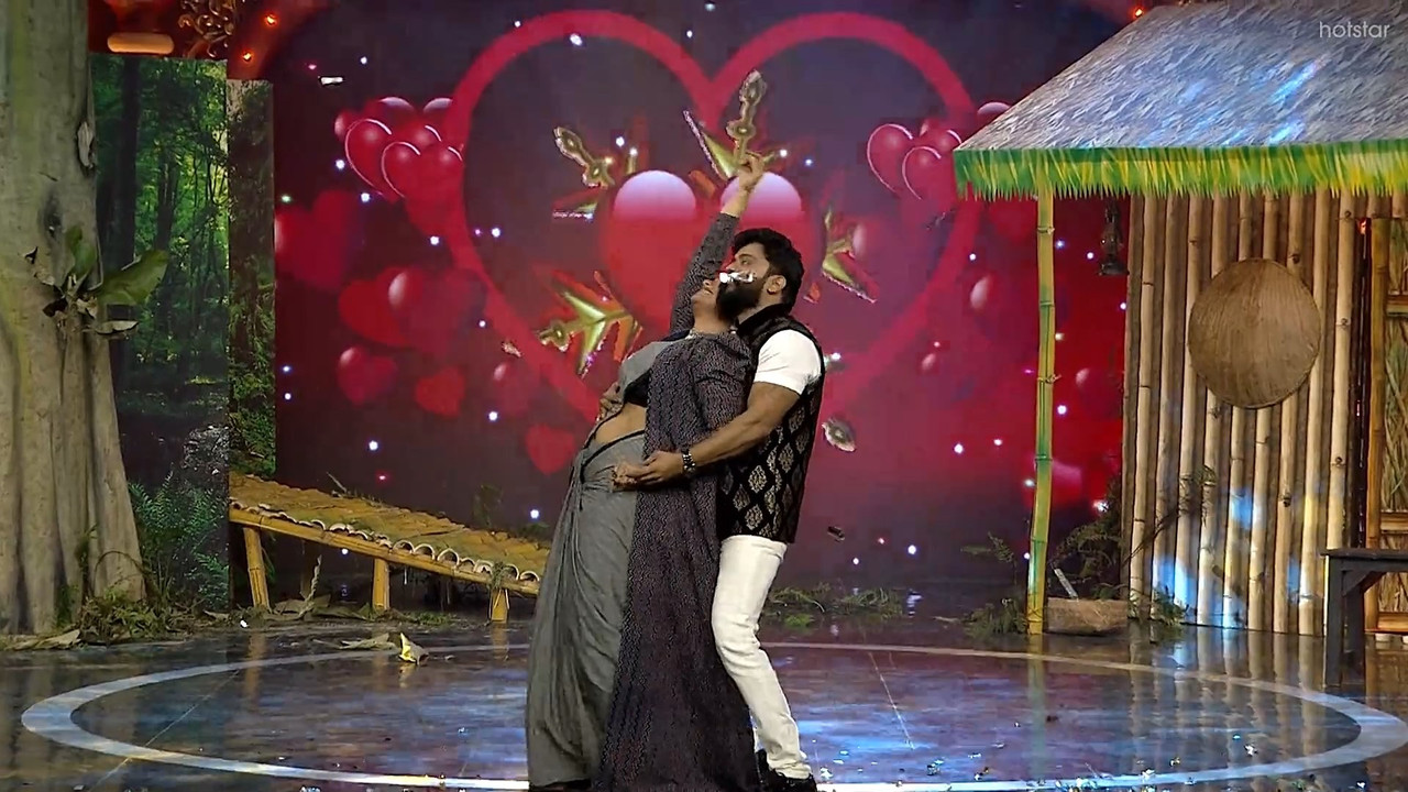 Shweta Menon Sizzling Navel show in Saree-Comedy Stars.mkv_snapshot_02.22.285