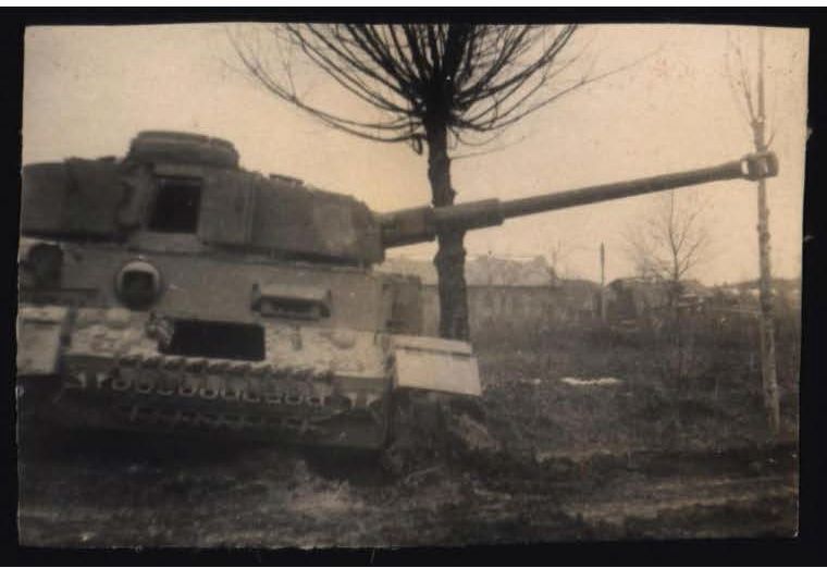 Подбитый немецкий танк Panzerkampfwagen IV Ausf.