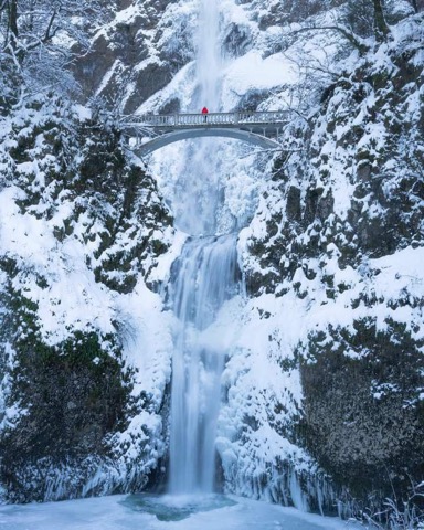 Multnomah-Falls-Winter