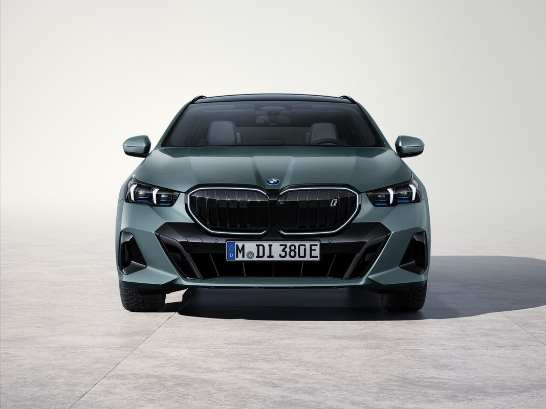 P90536872_highRes_the-new-bmw-i5-edriv