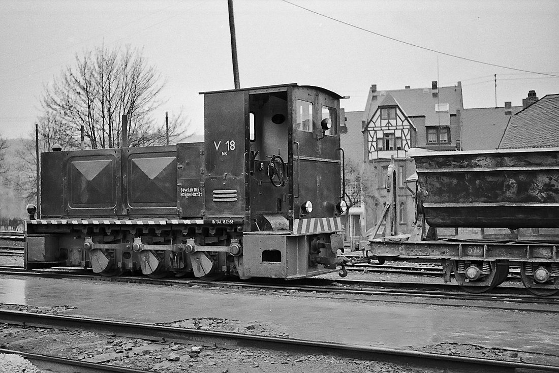 https://i.postimg.cc/CxyFHKh9/V_18_der_Nassauischen_Kleinbahn_am_27_04_69_in_Braubach_1.jpg