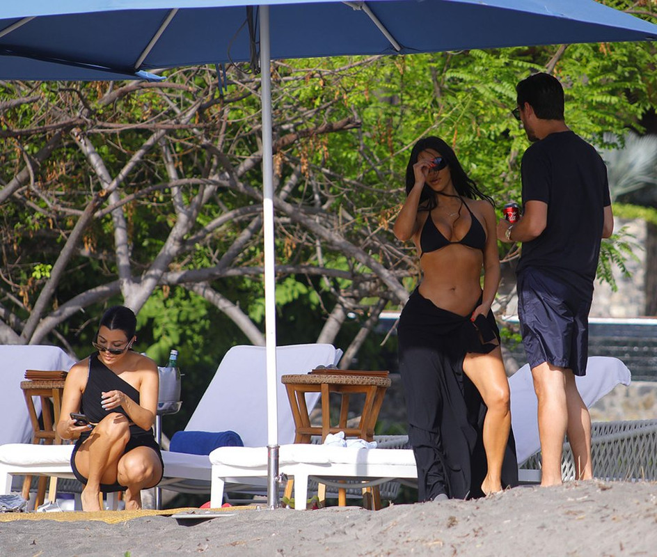 Kim-Kardashian-Kourtney-Kardash-UpskirtStars.Com(1)