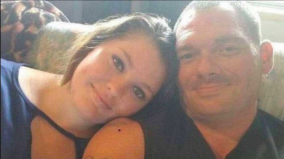 Padre se casa con su propia hija tras hacerla competir para tener relaciones con él