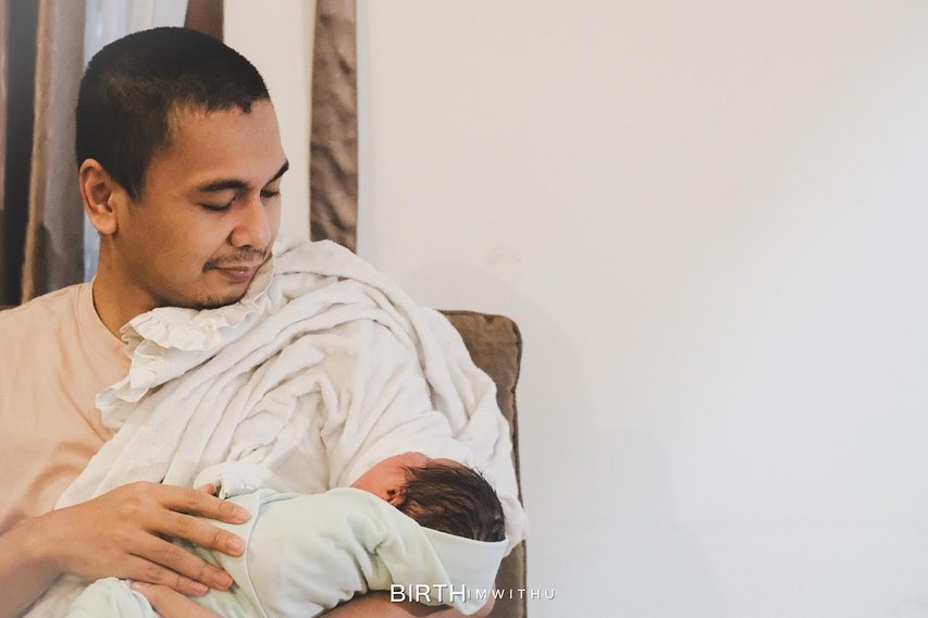 Raditya Dika saat menggendong anak keduanya yang baru saja lahir pada 3 November 2020.