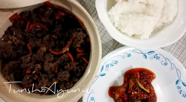 MASAK BULGOGI DAGING, MAKAN DENGAN NASI LEMBIK DAN KIMCHI TIMUN MASAK BULGOGI DAGING, MAKAN DENGAN NASI LEMBIK DAN KIMCHI TIMUN