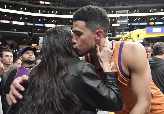 Kendall Jenner y Devin Booker se besan ante las cámaras por primera vez