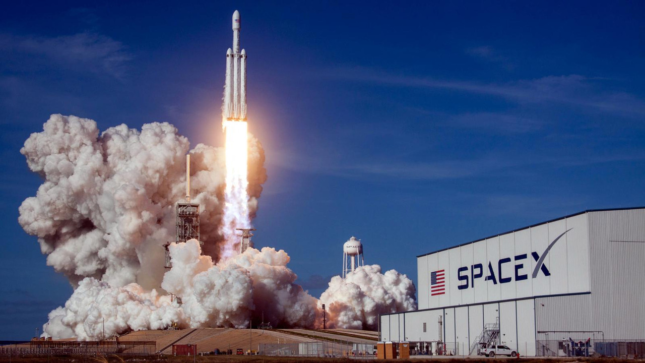 Elon Musk lancia il profumo "Burnt Hair" Elon Musk lancia il profumo "Burnt Hair"