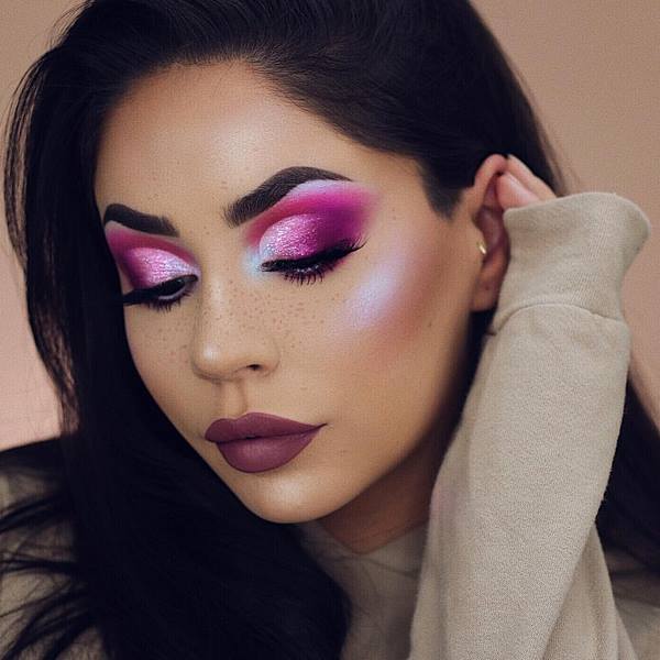 Devojka sa Novogodisnjom sminkom - sjajna senka