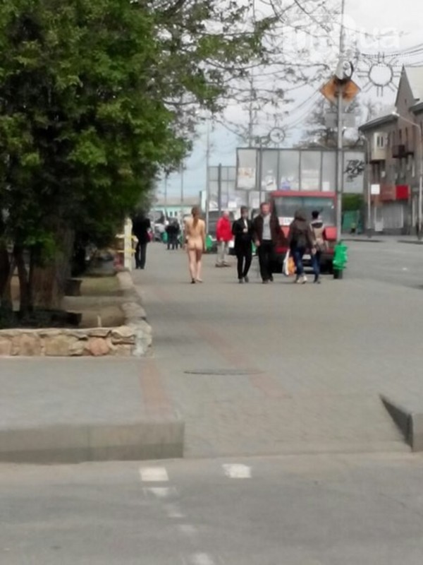 Голые На Улице Не Робеют От Взоров Посторонних