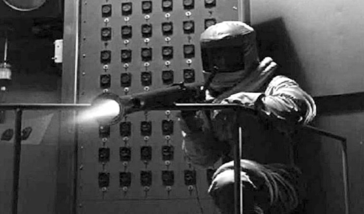 IT-TERROR-FROM-BEYOND-SPACE-BAZOOKA-3-B-FOTOR.jpg