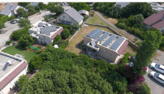 Des panneaux solaires posés sur des toits 