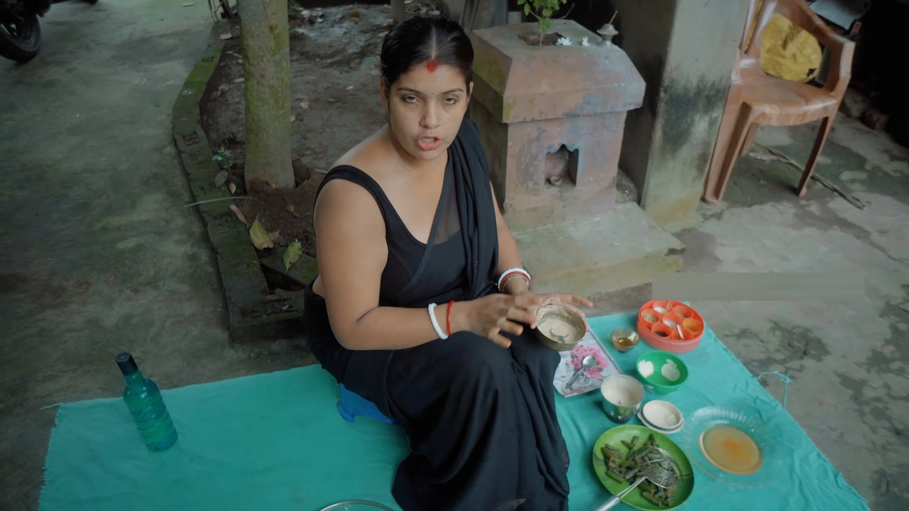Homely Chubby bengali Lady hot in black saree.mp4_snapshot_01.25.756