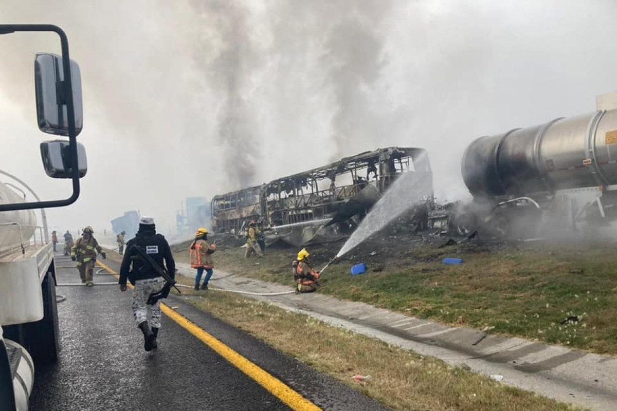 Autobús con aficionados de Rayados se incendia tras chocar en carambola