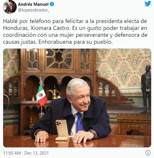 AMLO muestra que el teléfono celular que utiliza es un iPhone 13