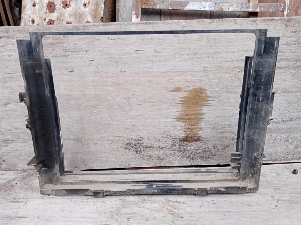 Рамка радиатора верхняя