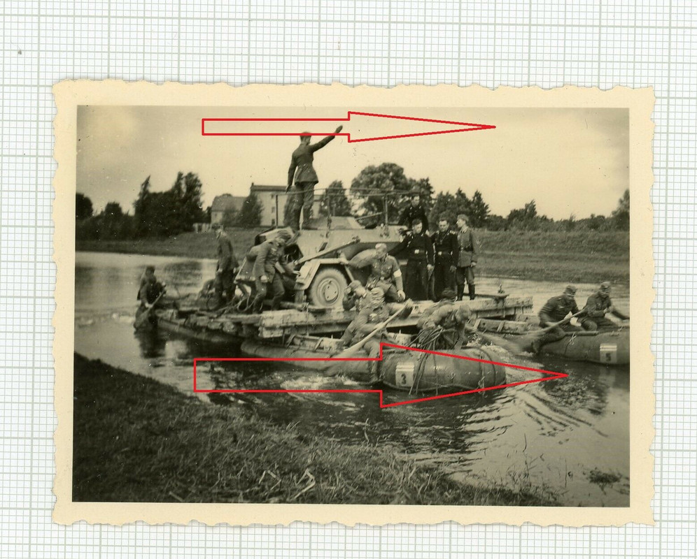 Foto Wehrmacht Panzerspähwagen verladen auf Pionier Boot Ponton