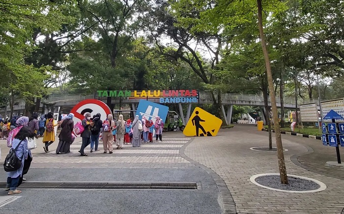 Taman Lalu Lintas Bandung sejatinya merupakan ruang terbuka publik dengan konsep taman tematik. Selain itu, Taman Lalu Lintas Bandung juga menjadi sarana edukasi terutama soal lalu lintas.
