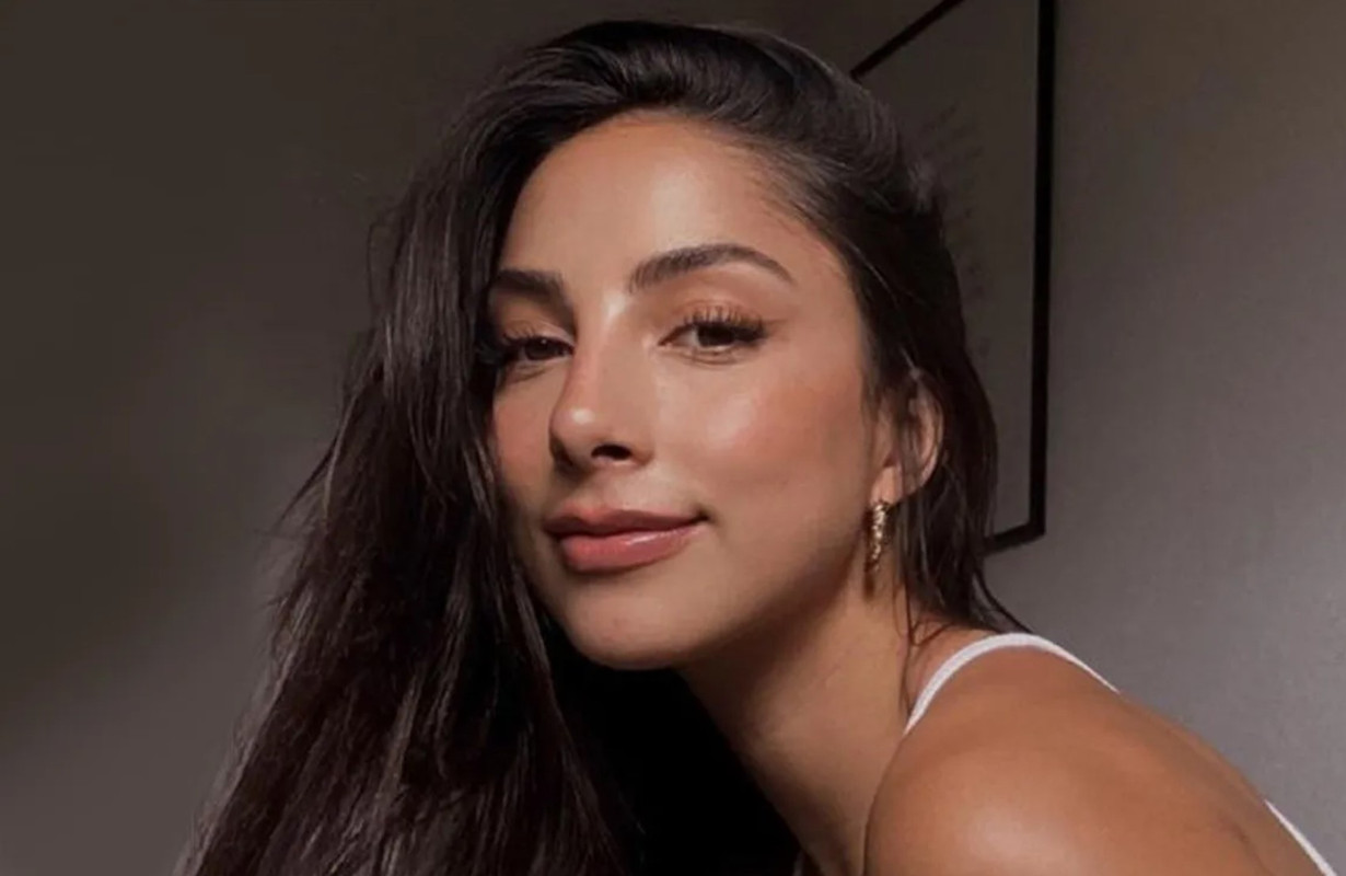 Frente al espejo María Chacón presume su cintura de infarto