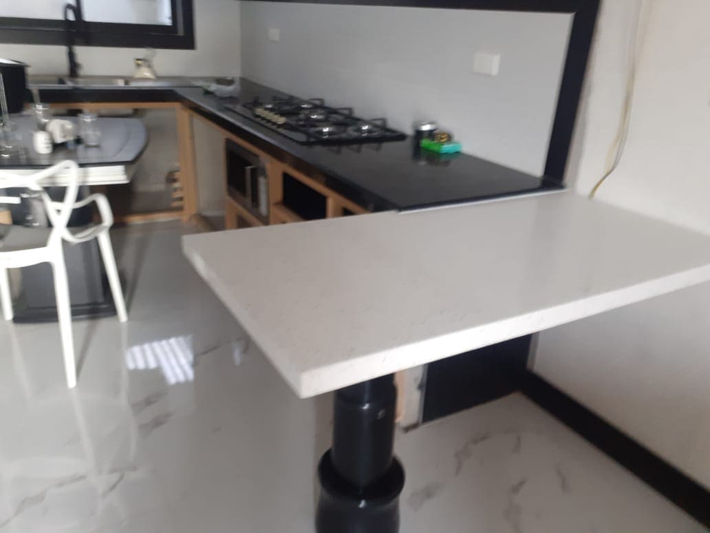 Cocina moderna clara en proceso de instalación