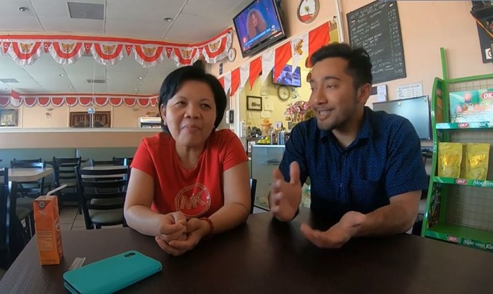 Momen pemilik akun Yotube @M HIDAYAT saat berbincang dengan Ning selaku pemilik restoran Wong Java House.