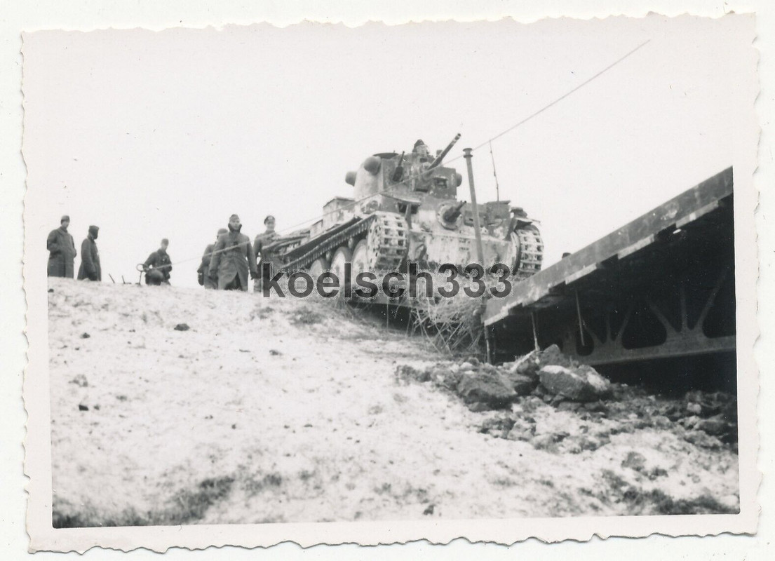 Foto Panzer 38(t) der Wehrmacht rollt auf eine Kriegsbrücke an der Ostfront ...