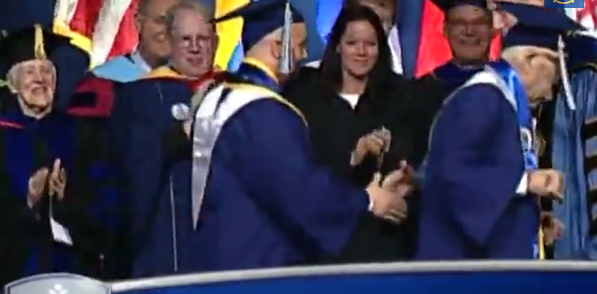 Un veterano de la II Guerra Mundial logra su toga y su birrete a los 90 años Un veterano de la II Guerra Mundial logra su toga y su birrete a los 90 años