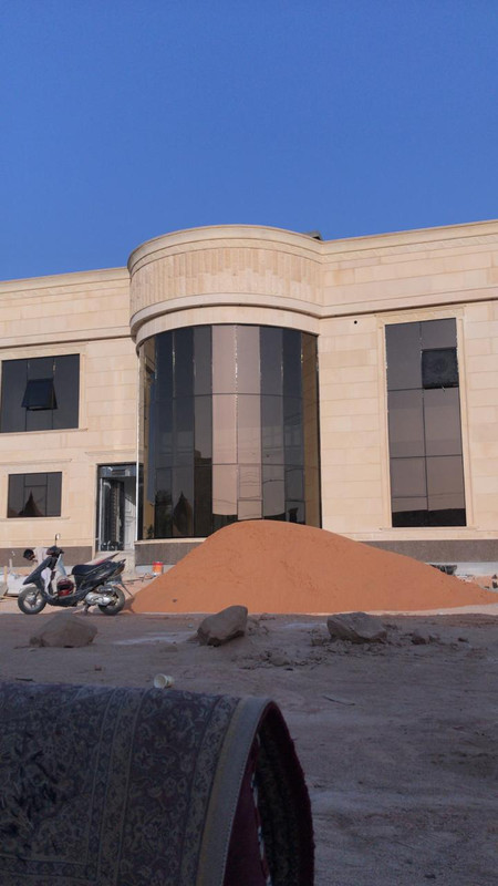 واجهة زجاجية منحنية لمبنى كبير بطابع رسمي