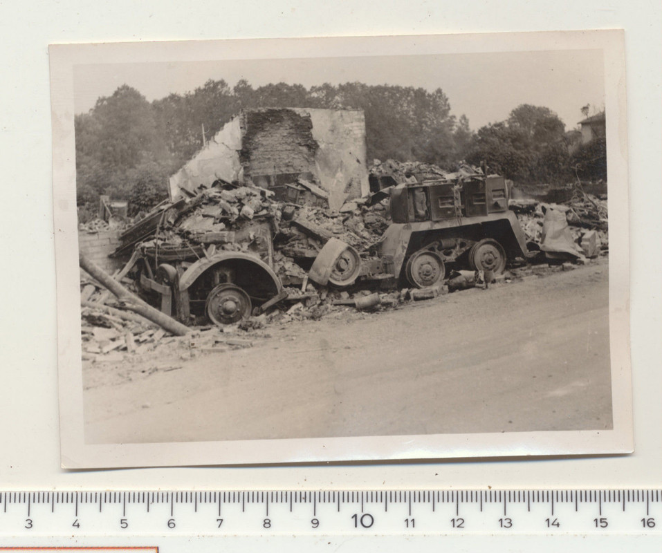 FOTO KAMERADEN MIT ZERSTÖRTEM DEUTSCHEN LKW FRAN