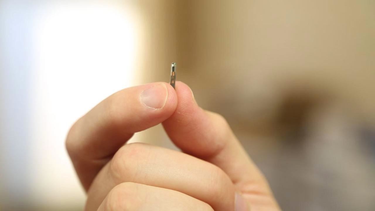 Crean microchip para implantarse en la piel con los datos del pasaporte COVID-19