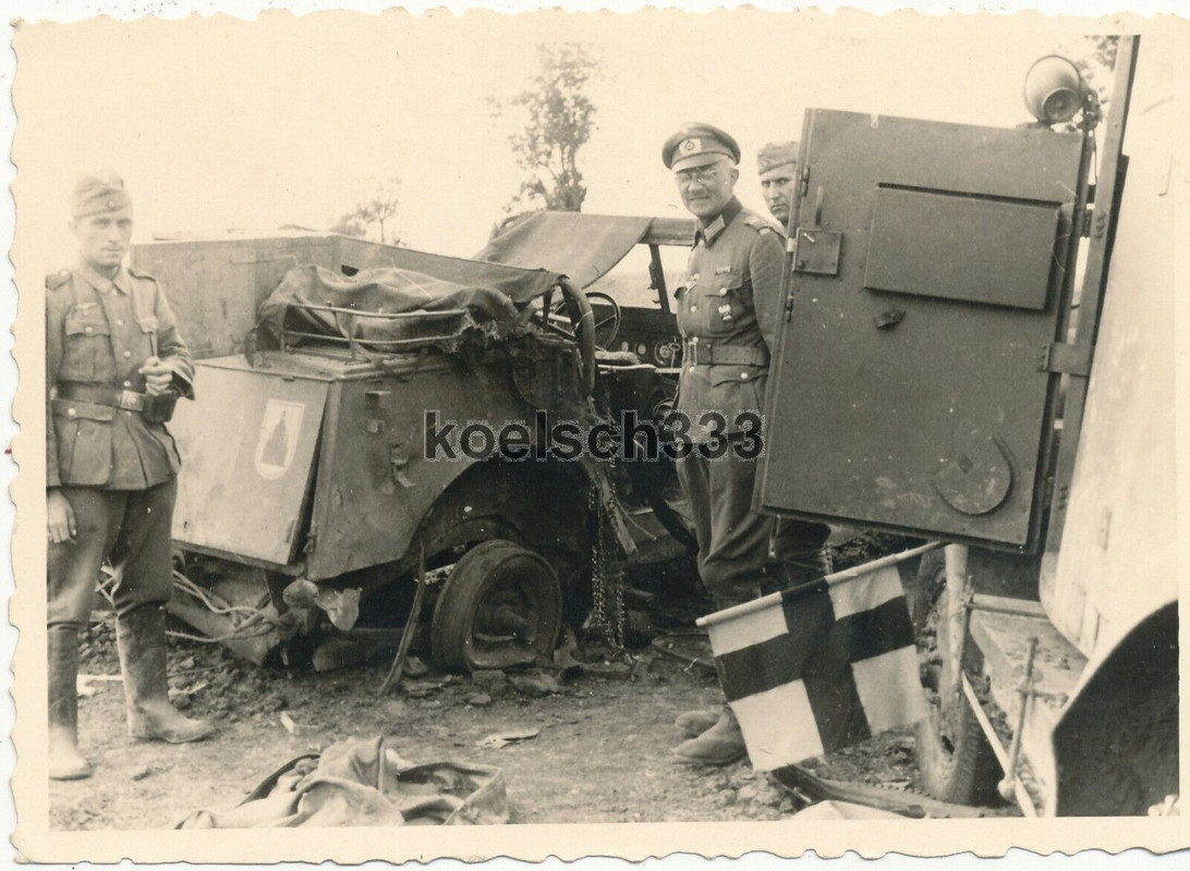 Foto PKW Kübelwagen Wrack der Wehrmacht mit Kennung IV. Armeekorps im Osten 1941