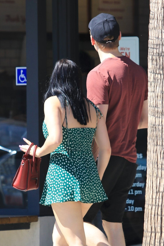 Ariel-Winter-Sexy-Legs-Ass-7