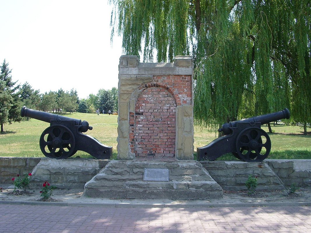 Мемориал_с_пушками._Азов._2007_-_panoramio