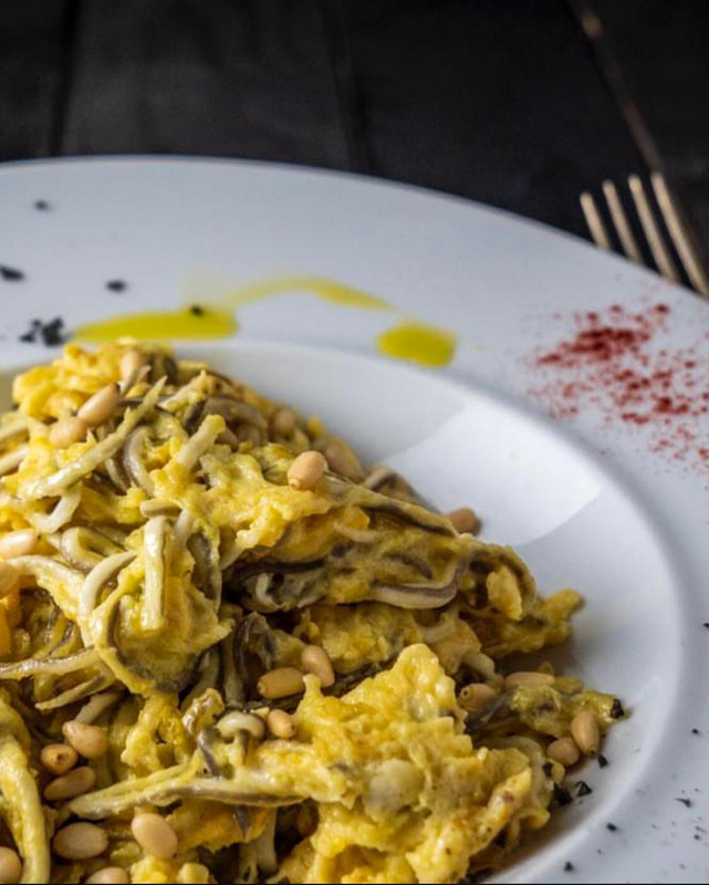 Revuelto de gulas (ración)