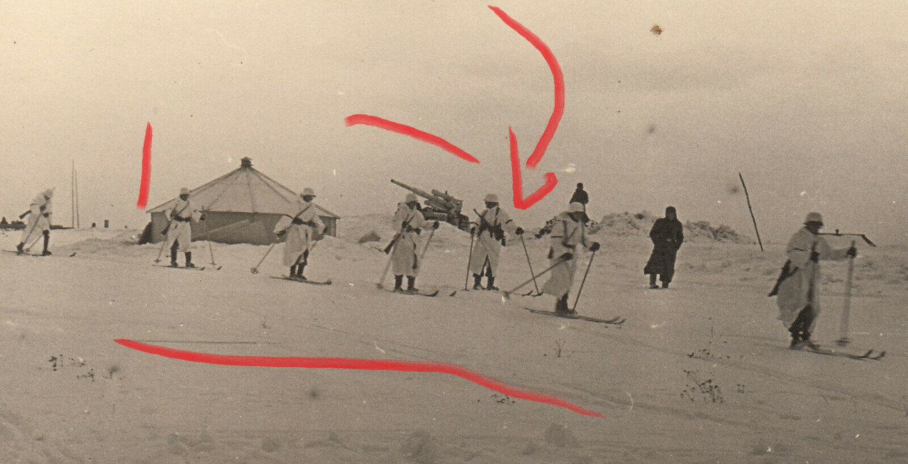 Foto WH Soldat Wintertarn Spähtrupp Schneetarn Rußland MP40 Ski Einsatz 8,8