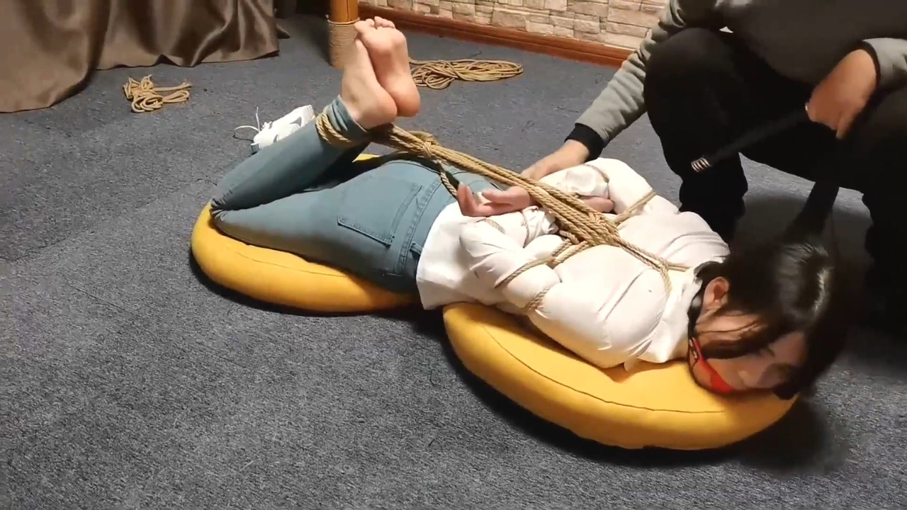 一绳所爱 美女白领遭遇绑架调戏 冷兮.mp4_20210822_130905.804