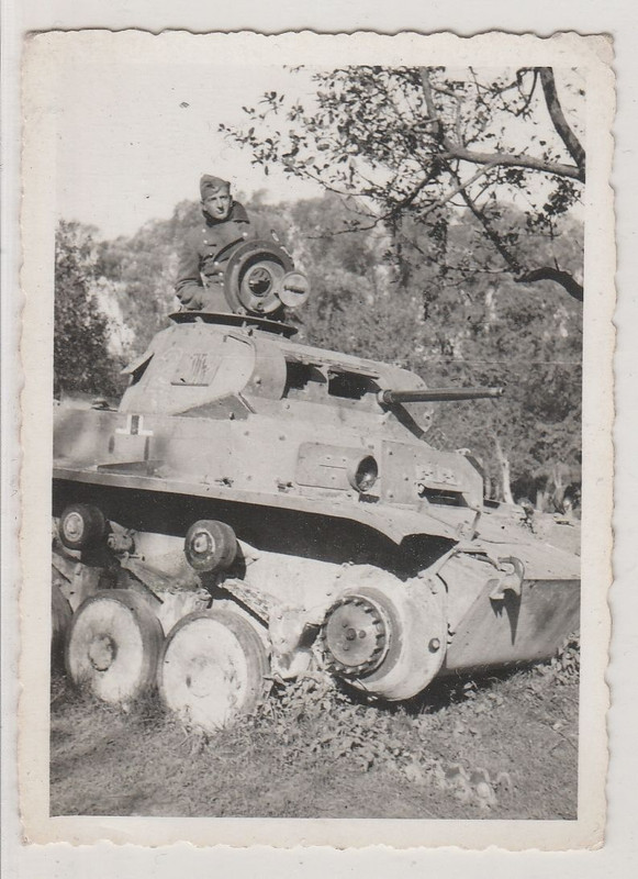 Soldat auf einem zerstörtem Panzer 2.Weltkrieg-G