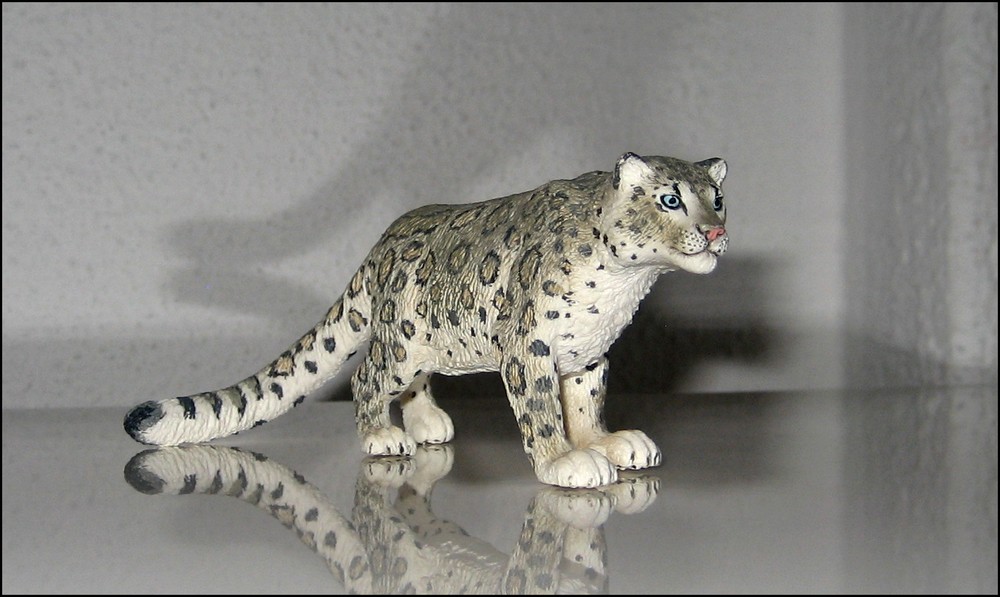 Repainted Schleich Snow Leopard, a surprise gift from Alain! Schleich-snow-leopard-repainted-alain1