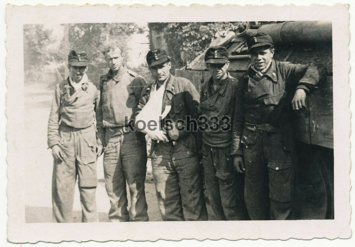 Foto Panzer Reg. 11 Panzermänner am Panther Keimel Eller .!. Kdt. Fellbach