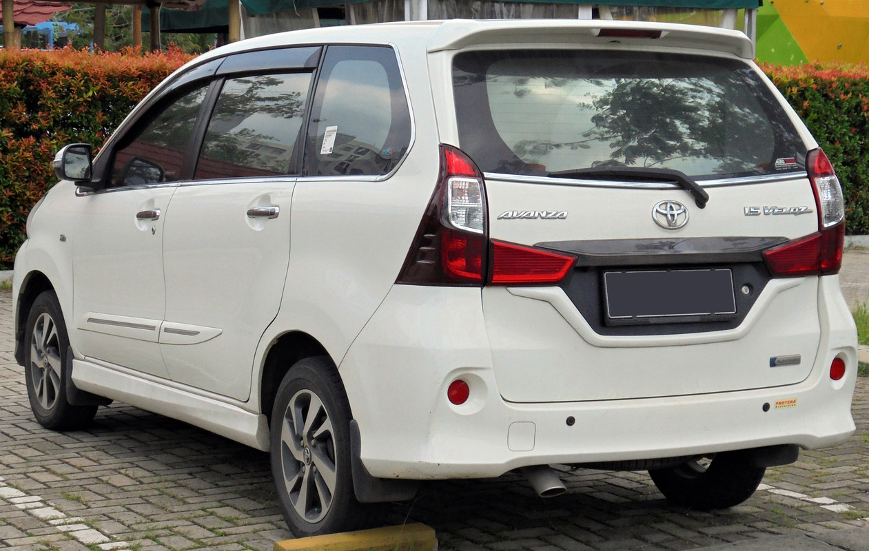 2016_Toyota_Avanza_1.5_Veloz_wagon_(F654RM;_01-12-2019),_South_Tangerang_-_rear